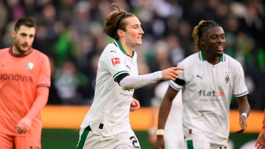 Rocco Reitz jubelt, im Hintergrund lacht Manu Koné.