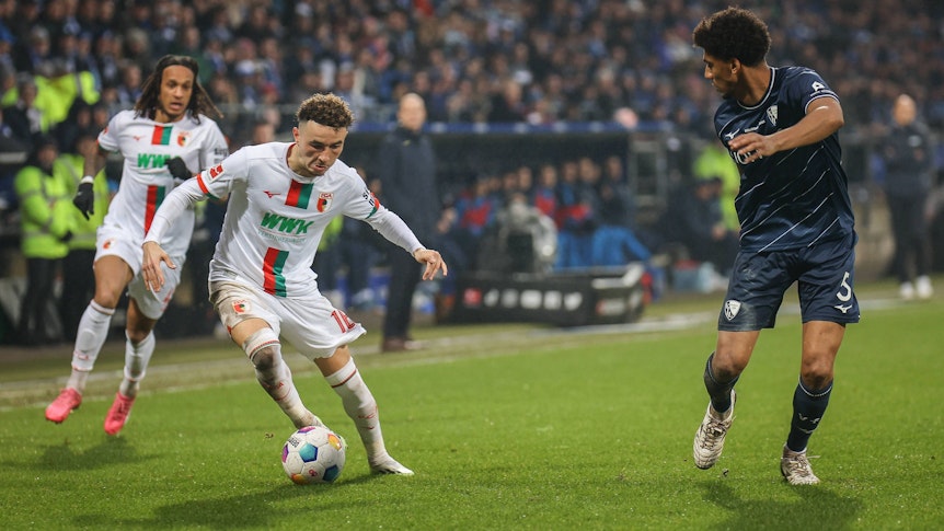 Ruben Vargas mit einem Dribbling auf der Außenbahn, Bernardo läuft mit und schaut auf den Ball.