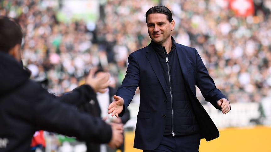 Gerardo Seoane klatscht sich mit Fans ab.