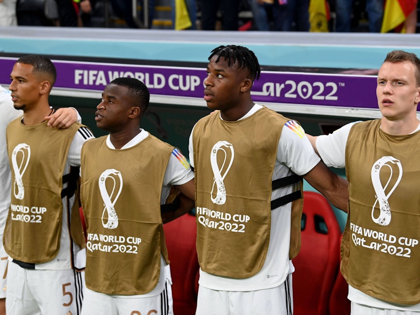 Thilo Kehrer, Youssoufa Moukoko, Armel Bella-Kotchap und Lukas Klostermann singen die deutsche Nationalhymne.