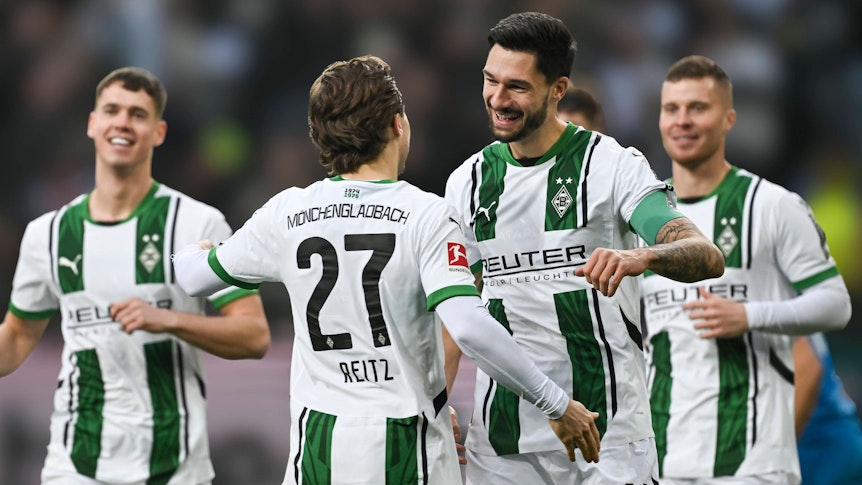 Die Profis von Borussia Mönchengladbach bejubeln einen Treffer.
