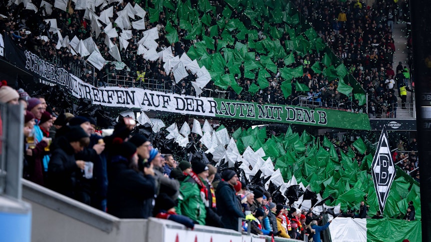 Fans von Borussia Mönchengladbach im Auswärtsblock.