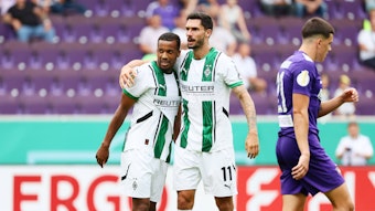 Alassane Plea und Tim Kleindienst nehmen sich zum Jubeln in den Arm.