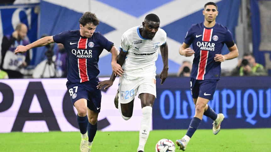 Drei Spieler aus der Ligue 1 jagen dem Spielgerät hinterher.