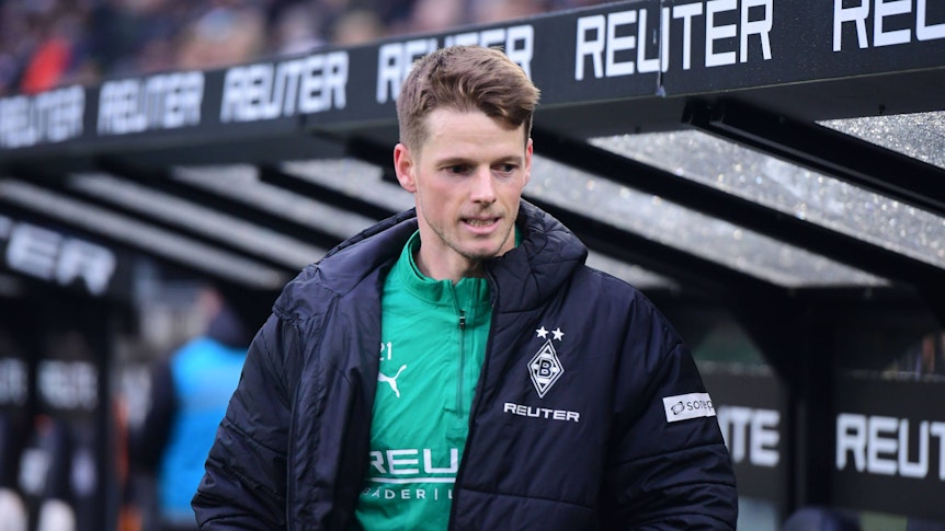 Borussia Mönchengladbachs Torwart Jonas Omlin läuft beim Spiel gegen Holstein Kiel an der Ersatzbank entlang.