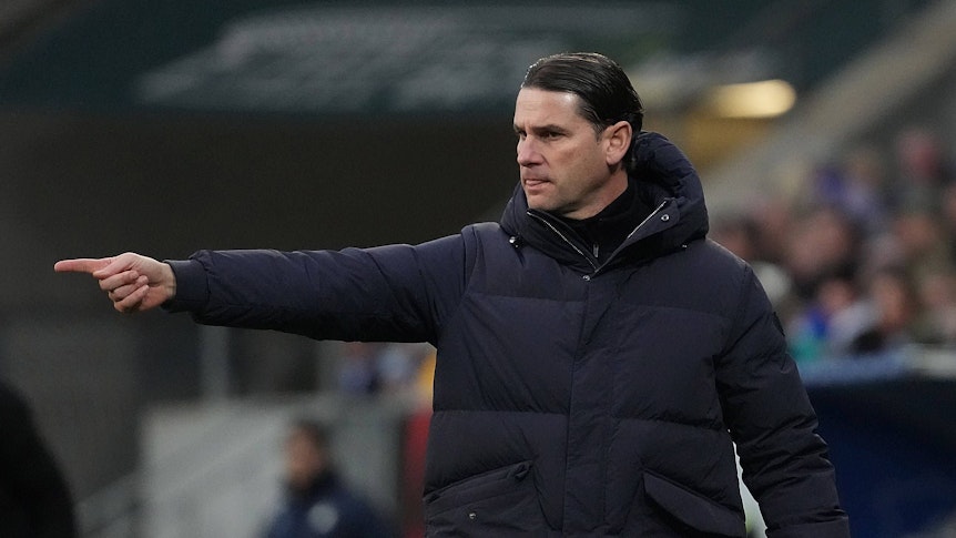 Borussia Mönchengladbachs Trainer Gerardo Seoane gibt seinem Team im Auswärtsspiel bei der TSG Hoffenheim am Spielfeldrand Anweisungen.