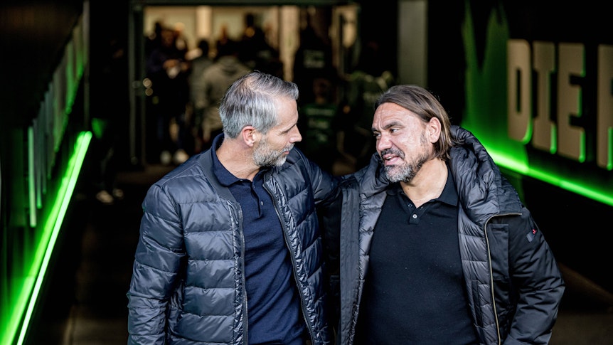 Marco Rose und Daniel Farke unterhalten sich im Spielertunnel im Borussia-Park.
