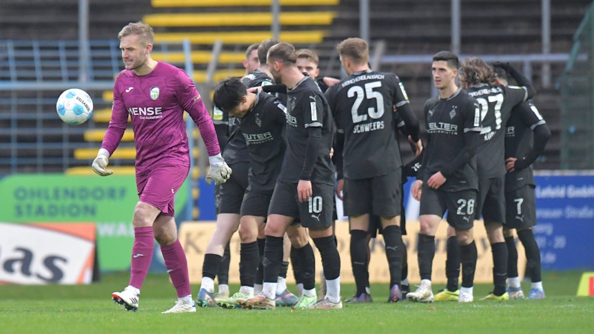 Die Gladbacher U23 jubelt im Kollektiv, der gegnerische Torwart geht entnervt davon.