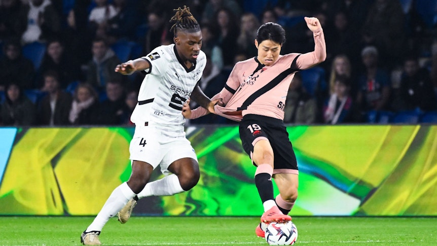 Christopher Wooh im Zweikampf gegen einen Spieler von PSG.