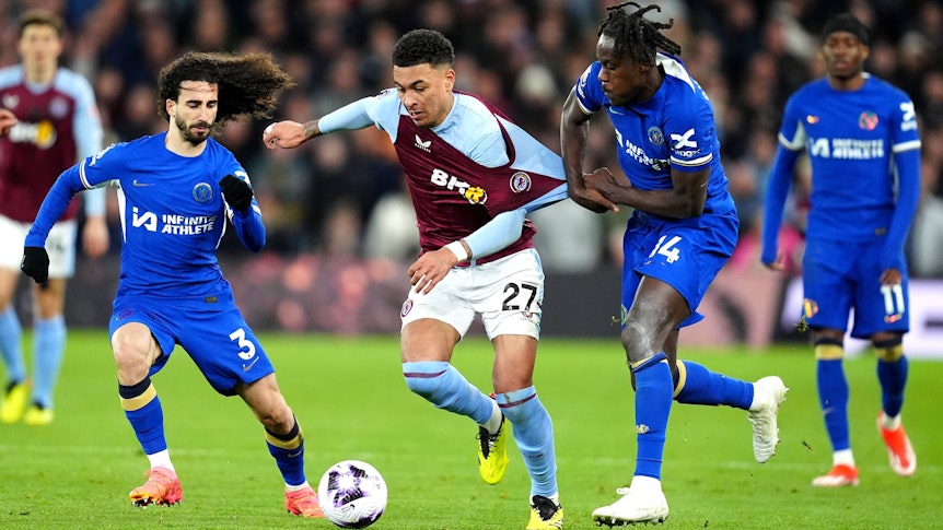 Zwei Spieler von FC Chelsea im Zweikampf mit einem Spieler von Aston Villa.