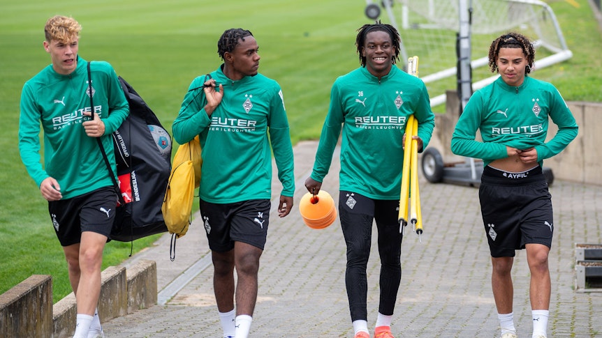 Nachwuchsspieler von Borussia Mönchengladbach beim Training der Profis.