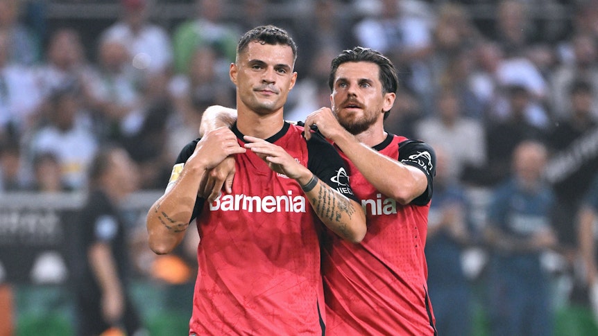 Die Leverkusen-Profis Granit Xhaka und Jonas Hofmann jubeln im Auswärtsspiel bei Borussia Mönchengladbach über ein Tor.