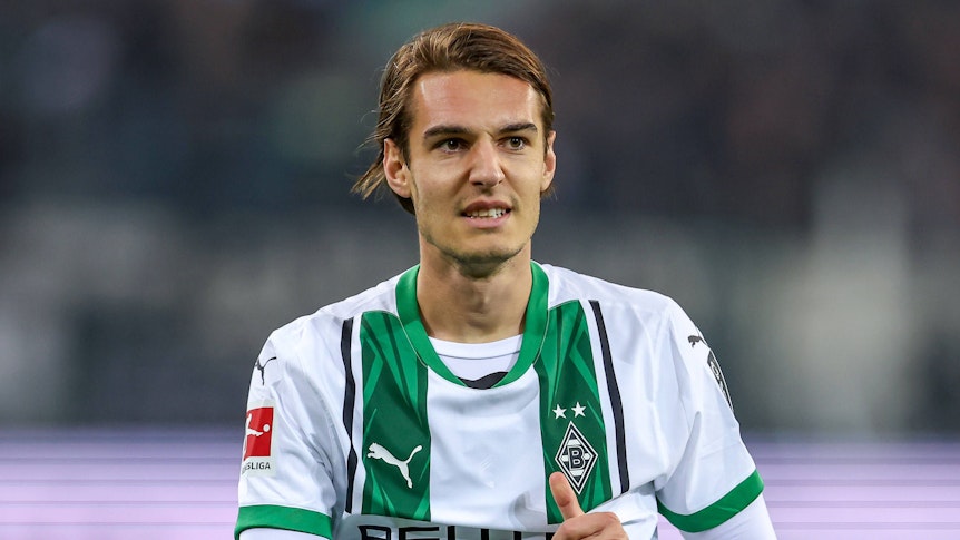 Borussia Mönchengladbachs Florian Neuhaus verzieht im Bundesliga-Spiel gegen Werder Bremen das Gesicht.