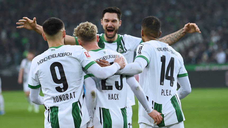 Die Profis von Borussia Mönchengladbach jubeln gemeinsam im Bundesliga-Spiel gegen Holstein Kiel über das 2:0 von Robin Hack.