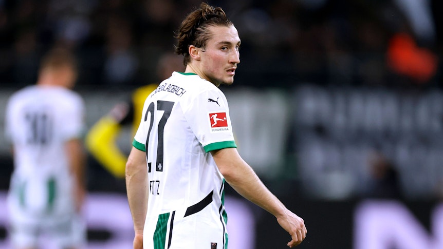 Rocco Reitz guckt über die Schulter im Gladbach-Trikot.
