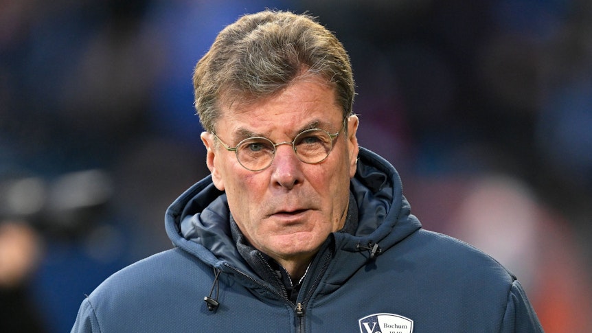 Bochums Trainer Dieter Hecking blickt vor dem Bundesliga-Spiel gegen den 1. FC Heidenheim ernst in die Kamera.