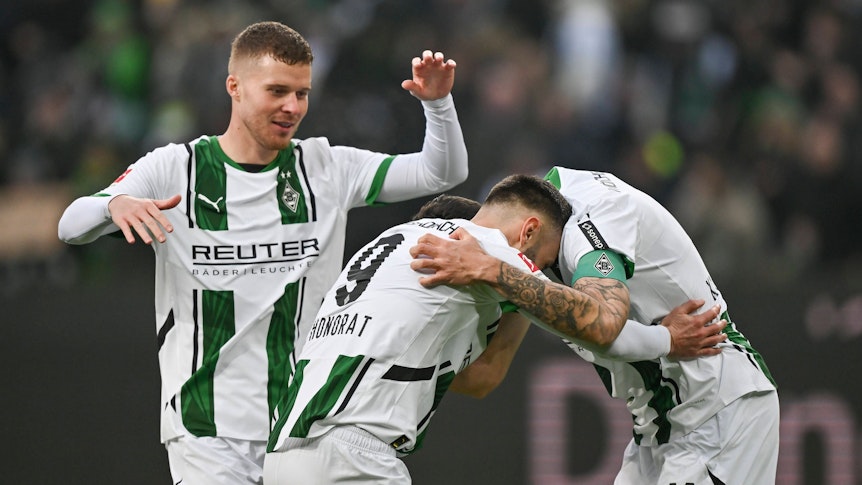Borussia Mönchengladbachs Nico Elvedi jubelt im Bundesliga-Spiel gegen Holstein Kiel mit seinen Teamkollegen über ein Tor.