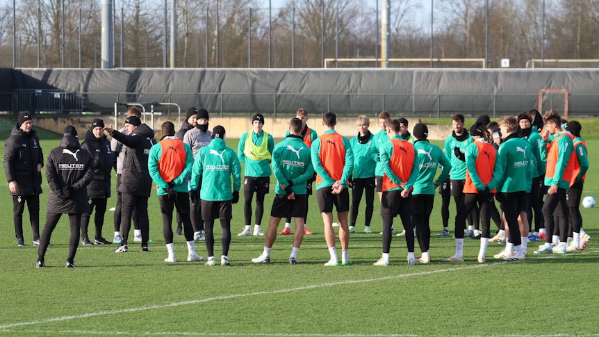 Borussia Mönchengladbachs Trainer Gerardo Seoane spricht beim Training zu seiner Mannschaft, die sich im Kreis aufgestellt hat.