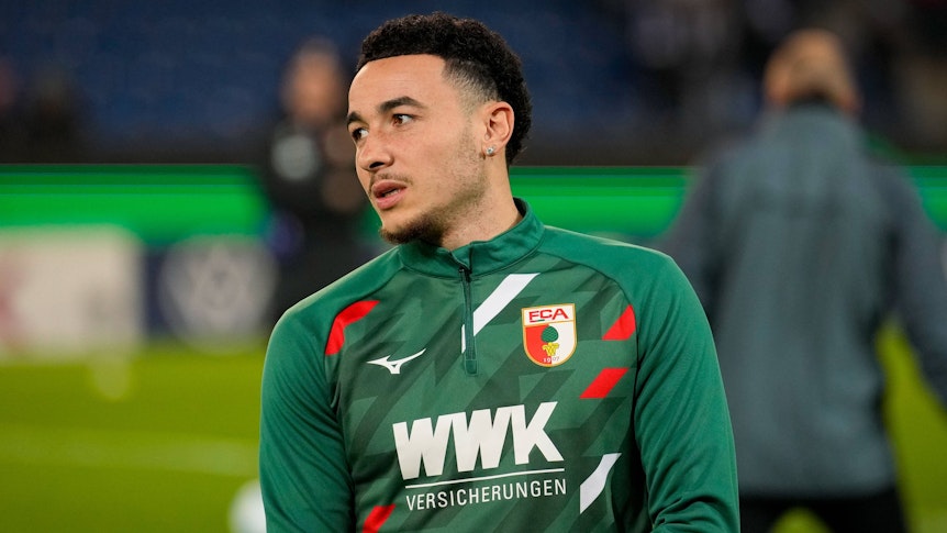 Augsburgs Rubén Vargas läuft sich vor dem Pokal-Spiel beim Karlsruher SC warm.