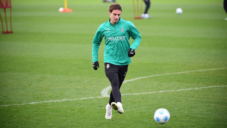 Borussia Mönchengladbachs Florian Neuhaus passt den Ball im Training zu einem Mitspieler.