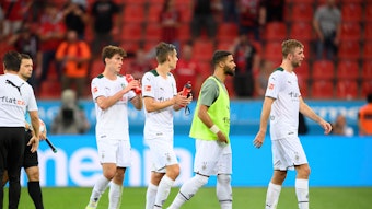 Spieler von Borussia Mönchengladbach bedanken sich bei den Fans.