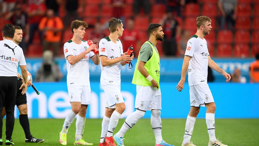 Spieler von Borussia Mönchengladbach bedanken sich bei den Fans.