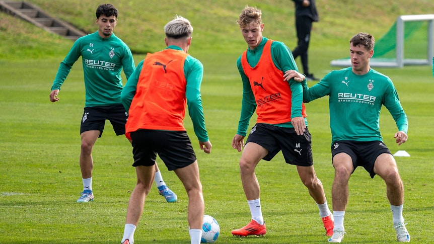 Niklas Swider behauptet im Training den Ball.