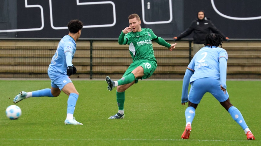Borussia Mönchengladbachs Nico Elvedi passt im Testspiel gegen NEC Nijmegen den Ball zu einem Mitspieler.