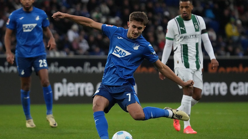 Tom Bischof beim Schussversuch, im Hintergrund steht Alassane Plea.