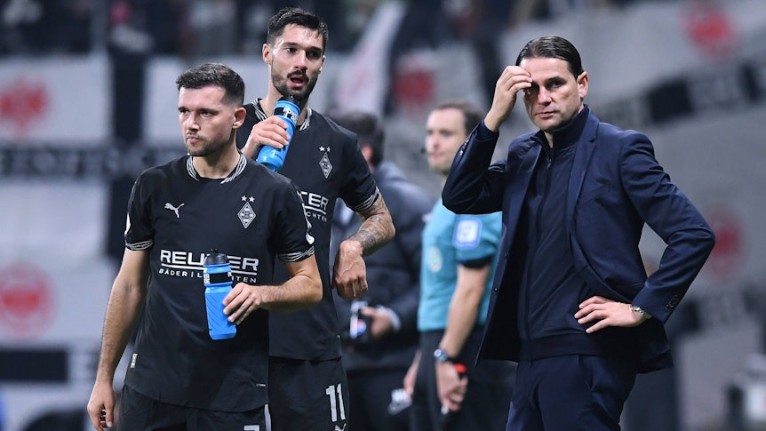 Gerardo Seoane überlegt sich an der Seitenlinie etwas.