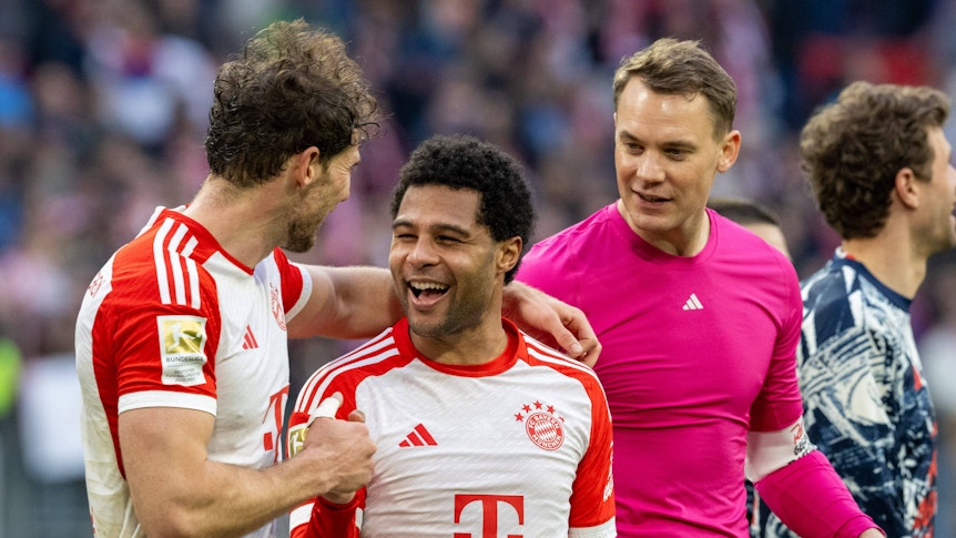 Die Bayern-Profis Leon Goretzka, Serge Gnabry und Manuel Neuer jubeln gemeinsam nach dem Sieg gegen Mainz.