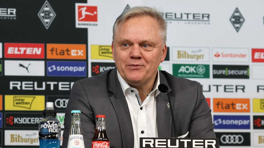 Borussia Mönchengladbachs neuer CEO Stefan Stegemann sitzt bei seiner Vorstellung auf dem Podium und lauscht einer Frage.