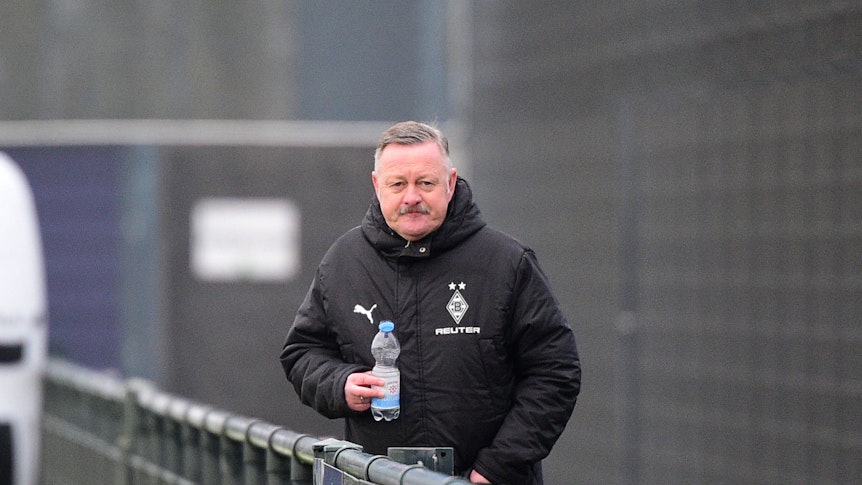 Roland Virkus beim Training mit einer Wasserflasche.