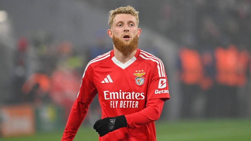Benfica Lissabons Jan-Niklas Beste läuft im Champions-League-Spiel beim FC Bayern München über den Platz.