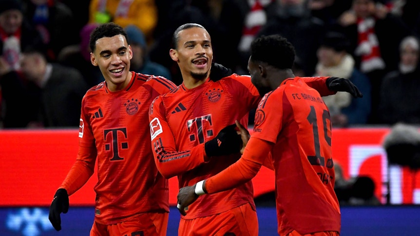 Bayern Münchens Jamal Musiala jubelt im Bundesliga-Spiel gegen RB Leipzig mit seinen Teamkollegen Leroy Sané und Alphonso Davies.
