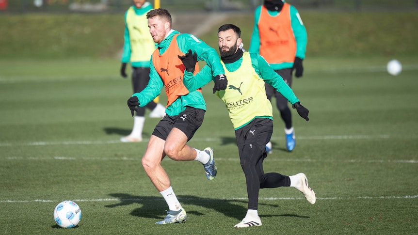 Die Gladbach-Profis Nico Elvedi und Franck Honorat kämpfen im Training um den Ball.