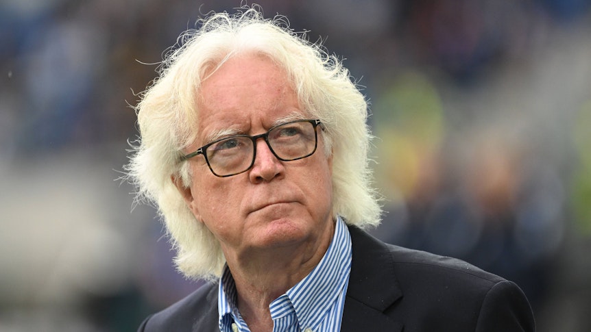 Trainer Winfried Schäfer steht beim Spiel des Karlsruher SC gegen den Hamburger SV im Stadion und blickt auf die Tribüne.