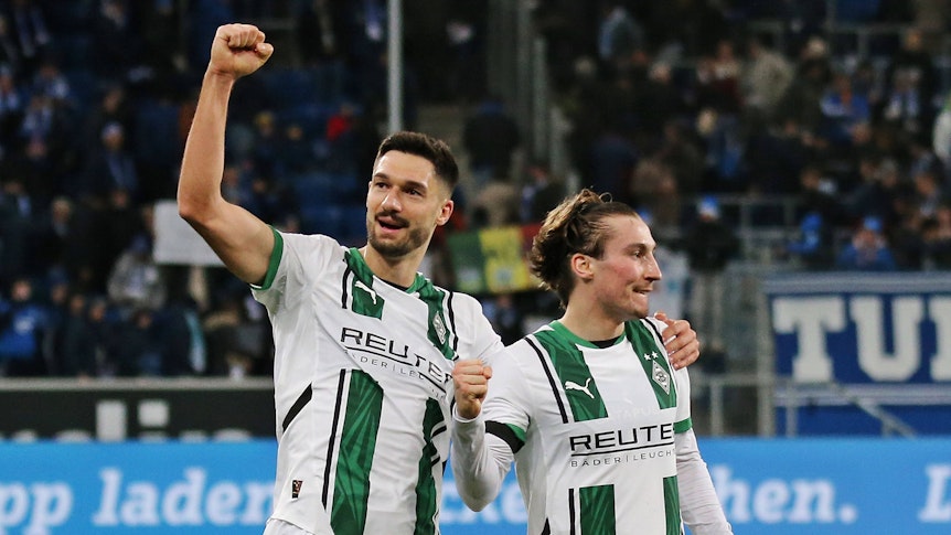 Die Gladbach-Profis Tim Kleindienst und Rocco Reitz jubeln im Spiel bei der TSG Hoffenheim.