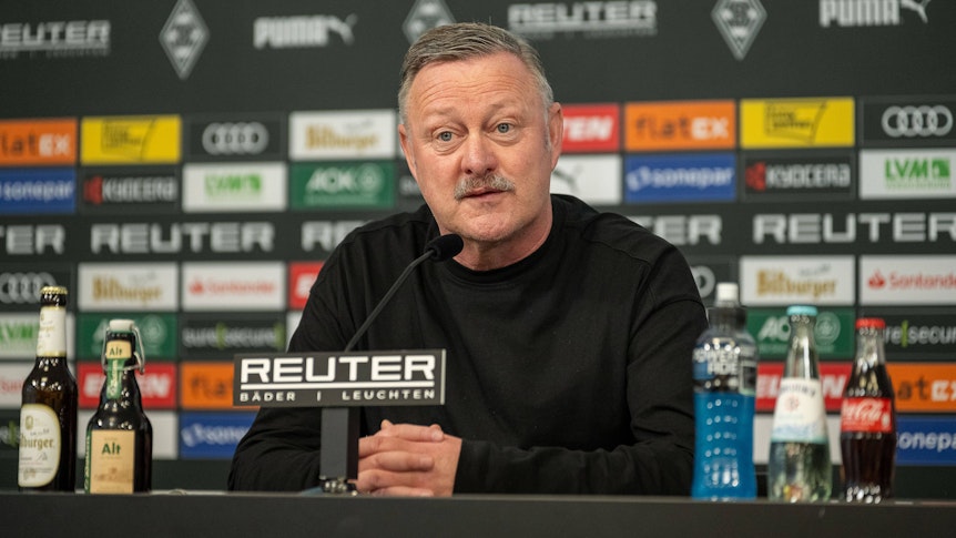 Roland Virkus auf der Pressetribüne.
