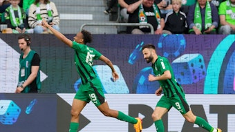 Nathan Ngoumou jubelt, Franck Honorat läuft ihm hinterher.