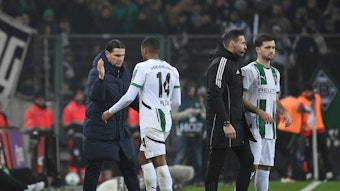 Alassane Plea klatscht mit Gerardo Seoane ab, Kevin Stöger wird eingewechselt.