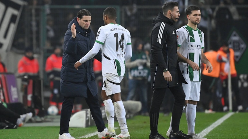Alassane Plea klatscht mit Gerardo Seoane ab, Kevin Stöger wird eingewechselt.
