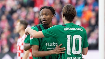 Nathan Ngoumou und Florian Neuhaus umarmen sich.