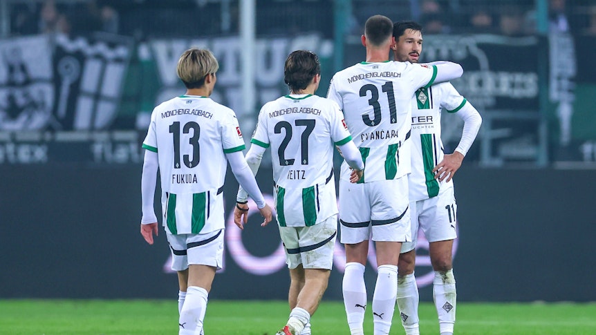 Tomas Cvancara nimmt Tim Kleindienst in den Arm.