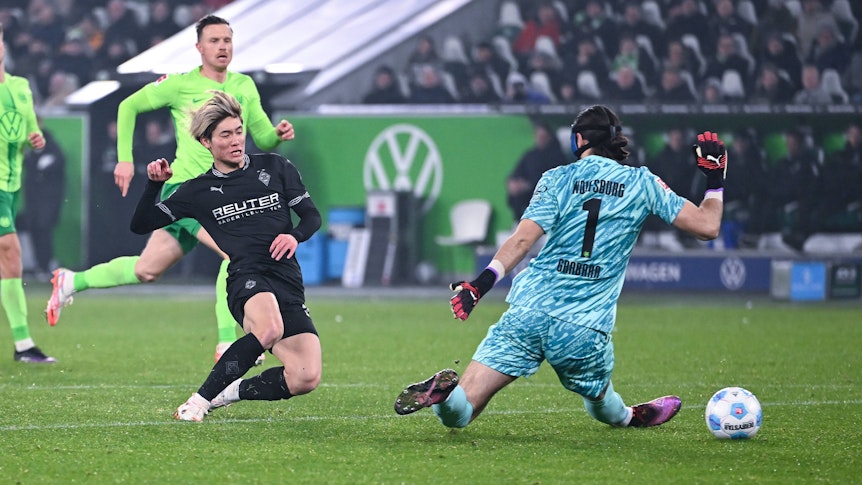 Shio Fukuda tunnelt den Wolfsburger Torhüter.
