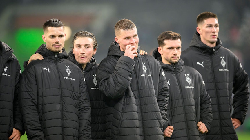 Enttäuschte Spieler von Borussia Mönchengladbach bedanken sich bei den Fans.