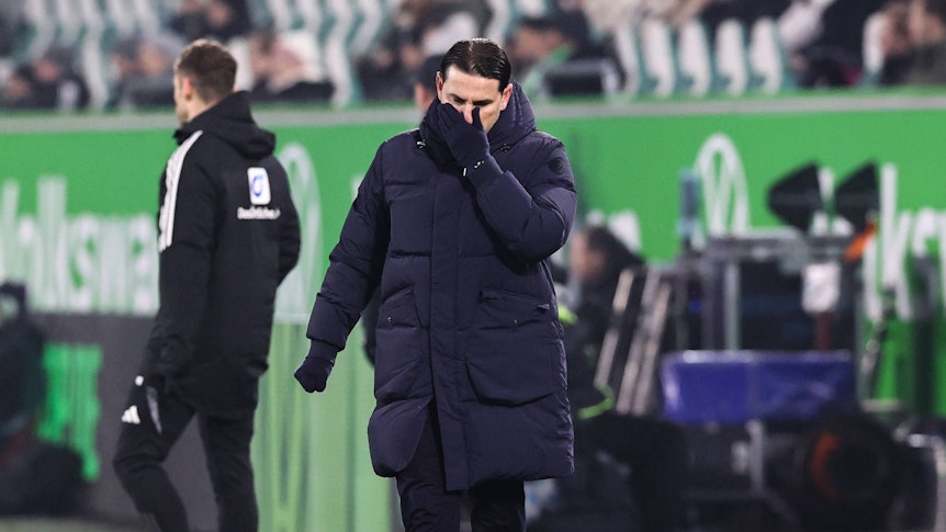 Gerardo Seoane hält seine Hand vors Gesicht.