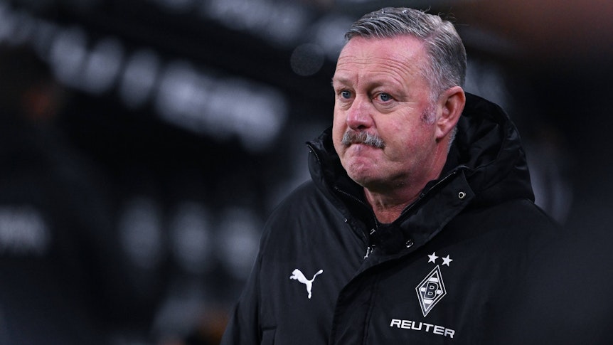 Roland Virkus schaut etwas resigniert auf den Platz.