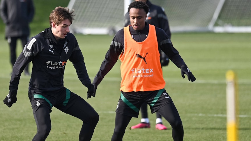 Florian Neuhaus und Nathan Ngoumou bei einem Trainingsspiel.