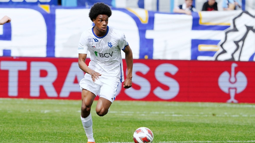 Alvyn Sanches dribbelt im weißen Lausanne-Trikot.